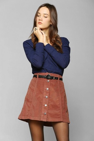 С чем носить коричневую юбку в теплую погоду в стиле смарт-кэжуал: Дуэт темно-синей футболки с длинным рукавом и коричневой юбки смотрится очень красиво, согласна?