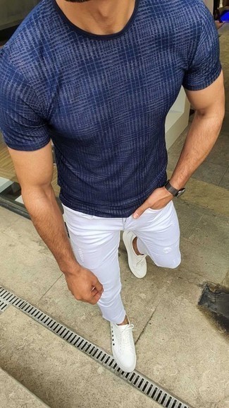 С чем носить белые джинсы мужчине лето в спортивном стиле: Сочетание темно-синей футболки с круглым вырезом в клетку и белых джинсов пользуется большой популярностью среди ценителей комфортных ансамблей. Вместе с этим образом органично будут смотреться белые низкие кеды из плотной ткани. Нечего и говорить, подобный лук станет великолепным выбором для жаркой погоды.