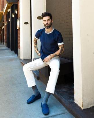 С чем носить серые носки в 30 лет мужчине: Если в одежде ты делаешь ставку на комфорт и практичность, темно-синяя футболка с круглым вырезом и серые носки — замечательный выбор для расслабленного мужского ансамбля на каждый день. Любишь эксперименты? Закончи образ темно-синими лоферами из плотной ткани.