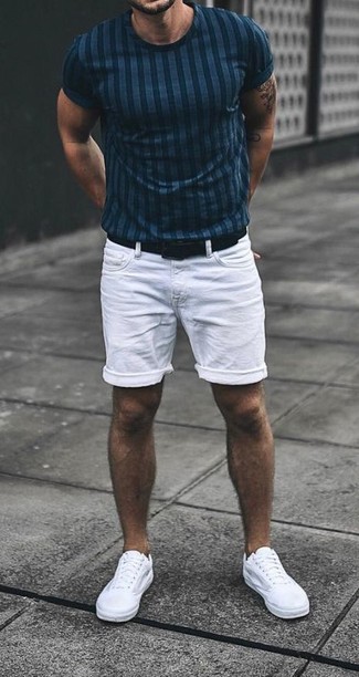 Как носить темно-синюю футболку с круглым вырезом с белыми низкими кедами из плотной ткани мужчине в стиле кэжуал: Темно-синяя футболка с круглым вырезом и белые джинсовые шорты — классная формула для воплощения модного и несложного образа. В сочетании с этим образом чудесно смотрятся белые низкие кеды из плотной ткани.