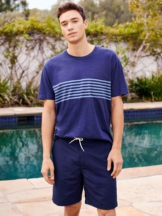 Модный лук: темно-синяя футболка с круглым вырезом в горизонтальную полоску, темно-синие шорты для плавания