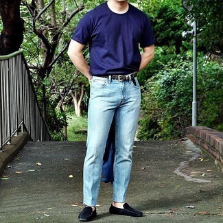 Как носить мокасины с джинсами мужчине: Темно-синяя футболка с круглым вырезом и джинсы будет превосходным вариантом для легкого повседневного образа. Такой лук легко обретает новое прочтение в сочетании с мокасинами.