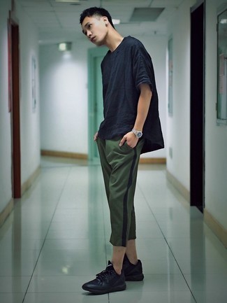 Как носить темно-зеленые брюки чинос с черными кроссовками лето: Темно-синяя футболка с круглым вырезом и темно-зеленые брюки чинос — прекрасный вариант, если ты хочешь создать простой, но в то же время стильный мужской лук. Любишь незаурядные сочетания? Тогда заверши свой лук черными кроссовками. Уверены, это отличная идея для жаркой погоды.