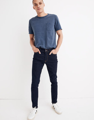 С чем носить темно-синие джинсы мужчине в жару: Темно-синяя футболка с круглым вырезом и темно-синие джинсы — отличная идея для несложного, но модного мужского лука. В тандеме с этим луком наиболее удачно смотрятся бело-черные кожаные низкие кеды.