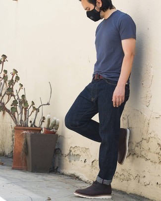 Какие джинсы носить с темно-коричневыми ботинками дезертами в 30 лет лето в стиле кэжуал: Несмотря на то, что это достаточно простой лук, дуэт темно-синей футболки с круглым вырезом и джинсов неизменно нравится джентльменам, неизбежно покоряя при этом сердца прекрасных дам. В сочетании с темно-коричневыми ботинками дезертами такой образ смотрится особенно выгодно. В теплый июльский день в таком луке будет свободно и не жарко.