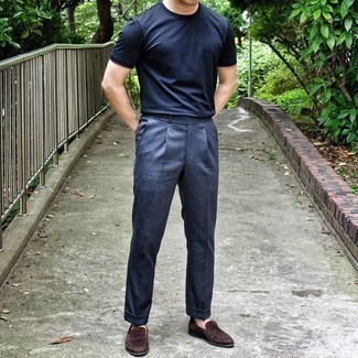 Как носить темно-синие классические брюки с темно-коричневыми замшевыми лоферами мужчине в жару: Темно-синяя футболка с круглым вырезом и темно-синие классические брюки — великолепный выбор для воплощения мужского лука в стиле смарт-кэжуал. Хочешь сделать лук немного элегантнее? Тогда в качестве дополнения к этому ансамблю, стоит обратить внимание на темно-коричневые замшевые лоферы.