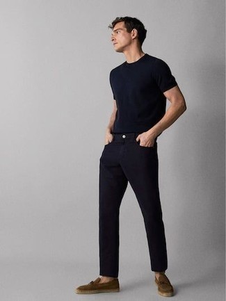С чем носить черные джинсы мужчине в жару в стиле кэжуал: Попробуй сочетание темно-синей футболки с круглым вырезом и черных джинсов, и ты получишь стильный расслабленный мужской образ для повседневной носки. Не прочь привнести сюда толику эффектности? Тогда в качестве дополнения к этому ансамблю, выбирай коричневые замшевые эспадрильи.