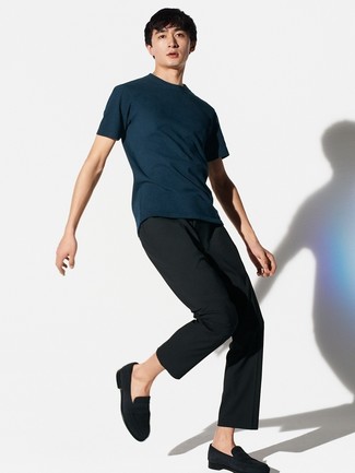 Модный лук: темно-синяя футболка с круглым вырезом, черные классические брюки, черные замшевые лоферы