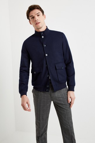 Как носить куртку харрингтон с классическими брюками в 30 лет в прохладную погоду: Куртка харрингтон в паре с классическими брюками — хороший пример привлекательного офисного стиля для джентльменов.