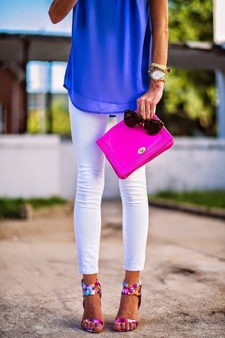 Какие джинсы носить с ярко-розовыми босоножками на каблуке лето: В тандеме друг с другом синий шифоновый топ без рукавов и джинсы выглядят очень удачно. Очень подходяще здесь смотрятся ярко-розовые босоножки на каблуке. Такое сочетание обеспечит тебе ощущение комфорта в знойную погоду и уверенность в том, что ты выглядишь отменно.