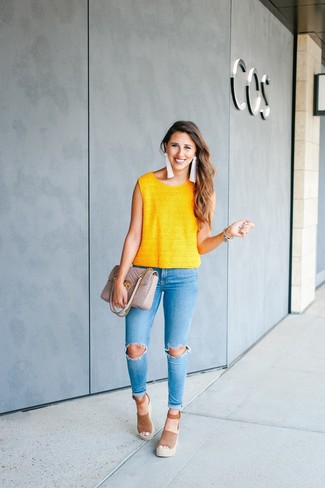С чем носить желтую блузку в 20 лет в жару: Если ты наметила себе сумасшедший день, сочетание желтой блузки и голубых рваных джинсов скинни позволит создать удобный образ в повседневном стиле. В сочетании с этим луком наиболее выигрышно будут смотреться коричневые замшевые босоножки на танкетке.