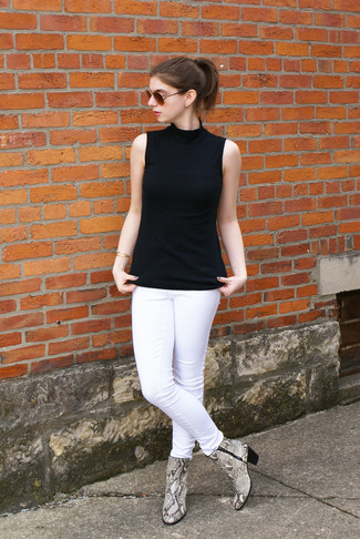 Какие ботильоны носить с белыми джинсами: Черный топ без рукавов и белые джинсы — неотъемлемые вещи в гардеробе дам с классным чувством стиля. Ботильоны становятся превосходным дополнением к твоему луку.
