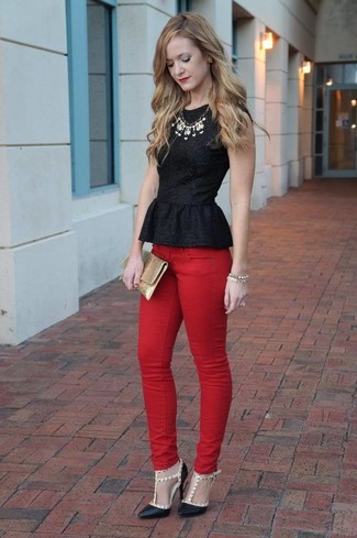 Как носить туфли с топом с баской в 20 лет: Топ с баской и красные джинсы скинни — обязательные вещи в арсенале девушек с превосходным чувством стиля. Туфли великолепно дополнят этот образ.
