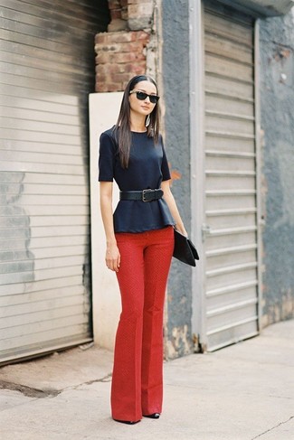 С чем носить темно-красные классические брюки женщине лето в деловом стиле: Образ из темно-синего топа с баской и темно-красных классических брюк смотрится очень круто и нескучно. Вместе с этим образом чудесно будут смотреться черные кожаные туфли. Подобное сочетание одежды несомненно будет у тебя одним из самых любимых в жаркие летние деньки.