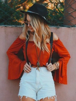 С чем носить подтяжки женщине: Красный топ с открытыми плечами и подтяжки — хороший выбор для веселого выходного дня.