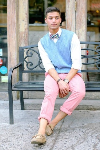С чем носить топсайдеры в 20 лет: Комбо из голубого трикотажного жилета и розовых брюк чинос — отличный офисный вариант для молодых людей. Чтобы лук не получился слишком зализанным, можешь надеть топсайдеры.
