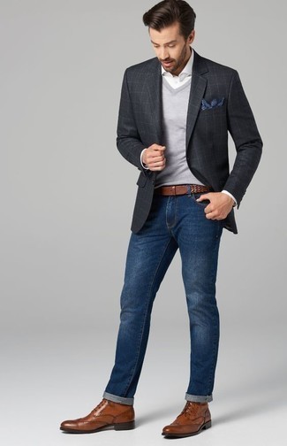 Какие классические рубашки носить с темно-коричневыми ботинками броги весна в стиле смарт-кэжуал: Если ты принадлежишь к той немногочисленной группе молодых людей, способных неплохо ориентироваться в одежде, тебе понравится сочетание классической рубашки и темно-синих джинсов. Темно-коричневые ботинки броги — идеальный выбор, чтобы дополнить образ. Когда холодная пора сменяется в весеннее время года, всегда хочется выделяться, излучать силу и уверенность и заряжать хорошим настроением. Такой ансамбль точно в этом поможет.