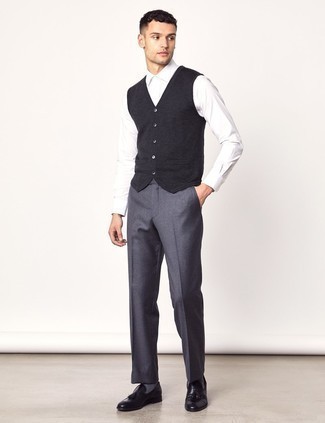 Модный лук: темно-серый трикотажный жилет, белая классическая рубашка, серые шерстяные классические брюки, черные кожаные лоферы с кисточками