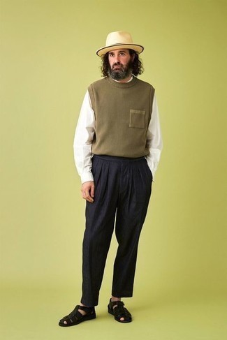 С чем носить темно-бирюзовый свитер за 50 лет мужчине в стиле кэжуал: Сочетание темно-бирюзового свитера и темно-синих льняных брюк чинос позволит выглядеть стильно, а также выразить твой личный стиль. Нравится экспериментировать? Тогда дополни лук черными кожаными сандалиями.