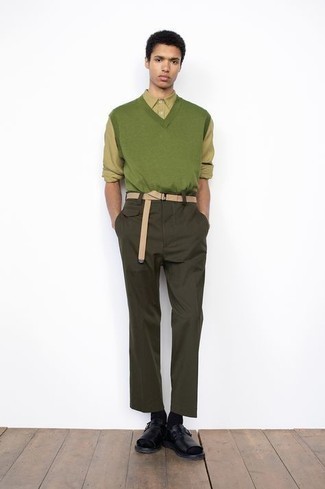 Как носить светло-коричневую рубашку с длинным рукавом с темно-зелеными брюками чинос в 20 лет: Светло-коричневая рубашка с длинным рукавом и темно-зеленые брюки чинос — превосходная идея для расслабленного, но модного мужского лука. Почему бы не привнести в этот образ чуточку авантюрности с помощью черных кожаных сандалий?