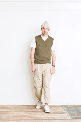 Модный лук: оливковый трикотажный жилет, белая футболка с круглым вырезом, бежевые брюки карго, белые низкие кеды из плотной ткани