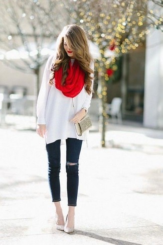 С чем носить красный шарф женщине: Если ты делаешь ставку на удобство и функциональность, белая шерстяная туника и красный шарф — классный вариант для модного повседневного образа. Золотые туфли с пайетками — прекрасный вариант, чтобы дополнить образ.
