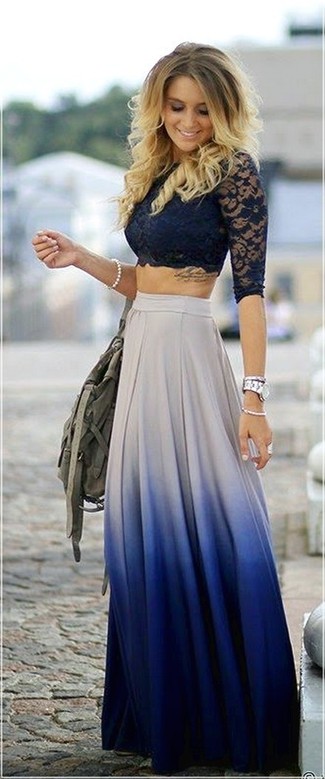 Модный лук: темно-синий кружевной укороченный топ, бело-синяя длинная юбка со складками, оливковая большая сумка из плотной ткани, серебряный браслет