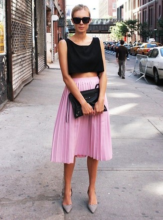 С чем носить розовую юбку: Черный укороченный топ и розовая юбка — идеальный выбор, если ты хочешь составить простой, но в то же время модный лук. Бело-черные кожаные туфли в мелкую клетку чудесно впишутся в ансамбль.
