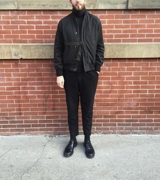 С чем носить университетскую куртку мужчине: Образ из университетской куртки и черных брюк чинос позволит выглядеть по моде, а также выразить твою индивидуальность. Любишь эксперименты? Дополни лук черными кожаными туфлями дерби.