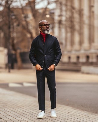 Какие брюки чинос носить с бело-красными низкими кедами за 50 лет: Черная университетская куртка и брюки чинос — великолепный выбор для барного тура или похода в кино. Что касается обуви, бело-красные низкие кеды — наиболее целесообразный вариант.