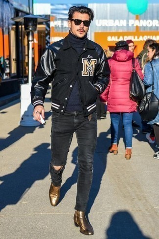 Какие водолазки носить с черной университетской курткой мужчине в стиле кэжуал: Можно с уверенностю сказать, что черная университетская куртка выглядит великолепно в сочетании с водолазкой. Если ты предпочитаешь смелые решения в своих ансамблях, закончи этот золотыми кожаными ботинками челси.