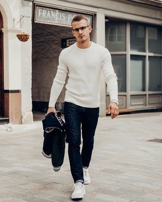 Какие вязаные свитера носить с темно-синими джинсами в 20 лет мужчине в стиле кэжуал: Поклонникам расслабленного стиля понравится тандем вязаного свитера и темно-синих джинсов. Вкупе с этим ансамблем удачно выглядят белые низкие кеды из плотной ткани.