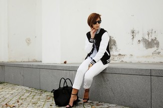 С чем носить белые капри в стиле смарт-кэжуал: Черно-белая университетская куртка в сочетании с белыми капри — великолепная идея для воплощения лука в стиле smart casual. Черные кожаные босоножки на каблуке прекрасно впишутся в образ.