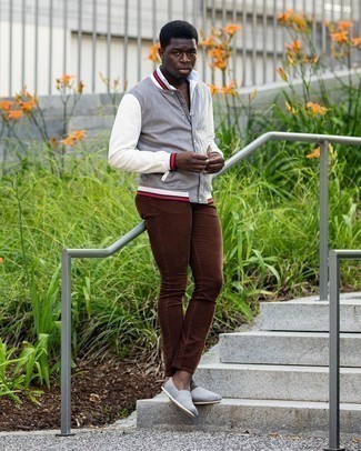 Модный лук: серая университетская куртка, белая рубашка с коротким рукавом, коричневые джинсы, серые эспадрильи из плотной ткани