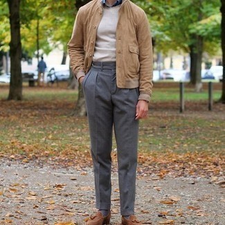 Какие классические брюки носить с бежевым свитером с круглым вырезом мужчине: Бежевый свитер с круглым вырезом и классические брюки — хороший лук для выхода в свет. Коричневые замшевые лоферы с кисточками идеально впишутся в лук.