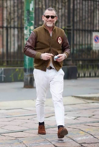С чем носить университетскую куртку за 50 лет мужчине в стиле смарт-кэжуал: Университетская куртка и белые брюки чинос — хороший выбор, если ты хочешь создать непринужденный, но в то же время модный мужской образ. Почему бы не привнести в повседневный ансамбль чуточку стильной строгости с помощью коричневых замшевых оксфордов?