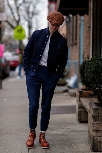 С чем носить коричневые кожаные повседневные ботинки в 20 лет мужчине: Если ты любишь одеваться по моде, и при этом чувствовать себя комфортно и нескованно, тебе стоит попробовать это сочетание темно-синей университетской куртки и темно-синих брюк чинос. Хотел бы добавить в этот ансамбль толику утонченности? Тогда в качестве дополнения к этому луку, обрати внимание на коричневые кожаные повседневные ботинки.