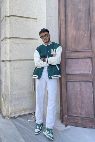С чем носить белые джинсы мужчине: Поклонникам стиля casual должно полюбиться такое сочетание темно-зеленой университетской куртки и белых джинсов. Прекрасно сюда подходят бело-зеленые кожаные низкие кеды.