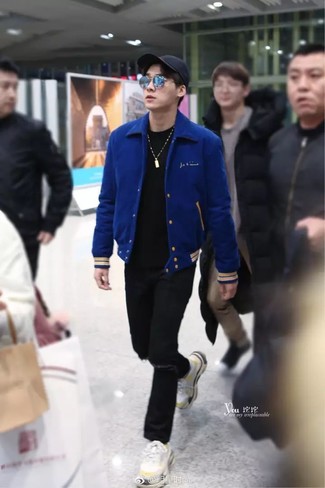 Какие кроссовки носить с синей университетской курткой в 20 лет мужчине: Ансамбль из синей университетской куртки и черных рваных джинсов - самый простой из возможных образов для активного уикенда. В сочетании с этим ансамблем наиболее выигрышно смотрятся кроссовки.