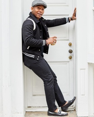 Как носить черные джинсы с черными часами в 20 лет мужчине в стиле смарт-кэжуал: Сочетание черно-белой университетской куртки и черных джинсов — замечательный вариант для воплощения мужского лука в стиле элегантной повседневности. Немного строгости и мужественности образу добавит пара черно-белых кожаных лоферов.