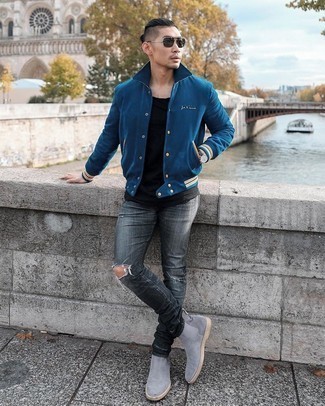 С чем носить синюю университетскую куртку в 20 лет мужчине осень: Синяя университетская куртка и темно-серые рваные джинсы — выбор молодых людей, которые никогда не сидят на месте. Если тебе нравится смешивать в своих ансамблях разные стили, из обуви можешь надеть серые замшевые ботинки челси. Разве это не здоровская задумка для межсезонной погоды?