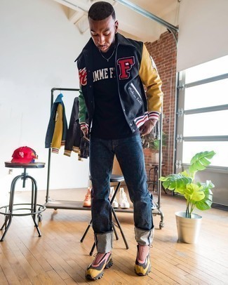 С чем носить университетскую куртку мужчине в спортивном стиле: Университетская куртка и темно-синие джинсы позволят создать гармоничный и модный лук. Чтобы добавить в лук толику беззаботства , на ноги можно надеть разноцветные кроссовки.