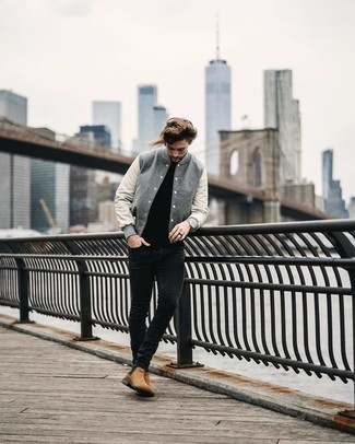 С чем носить зауженные джинсы мужчине осень: Если ты ценишь удобство и функциональность, серая университетская куртка и зауженные джинсы — замечательный вариант для стильного мужского ансамбля на каждый день. В сочетании с коричневыми замшевыми ботинками челси такой образ выглядит особенно выгодно. Остановив выбор на таком осеннем луке, ты без сомнений будешь выглядеть отменно.