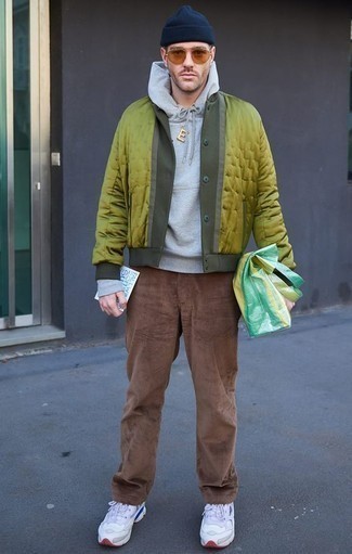 С чем носить зелено-желтую куртку мужчине весна: Дуэт зелено-желтой куртки и коричневых вельветовых брюк чинос позволит выглядеть стильно, а также подчеркнуть твой индивидуальный стиль. Создать интересный контраст с остальными вещами из этого образа помогут белые кроссовки. Когда холодная пора сменяется весной, такой образ окажется по вкусу многим джентльменам.