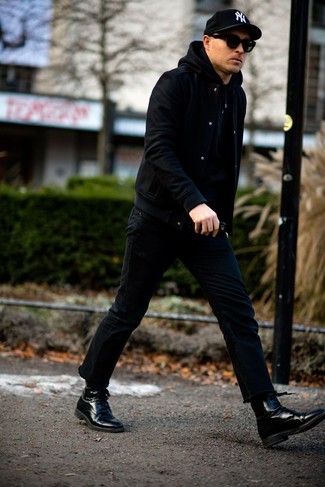 С чем носить черную университетскую куртку мужчине осень: Черная университетская куртка в сочетании с черными джинсами без сомнений будет привлекать взгляды прекрасных дам. И почему бы не добавить в повседневный образ толику нарядности с помощью черных кожаных классических ботинок? Выбирая такое сочетание на осень, ты несомненно будешь выглядеть безукоризненно.