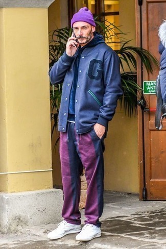 Какие низкие кеды носить с пурпурными брюками чинос осень: Темно-синяя университетская куртка будет выглядеть великолепно в паре с пурпурными брюками чинос. В сочетании с этим образом наиболее выгодно будут выглядеть низкие кеды. Когда ты одет стильно, справиться с сезонной грустью намного легче.