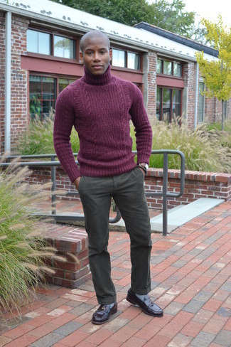 С чем носить пурпурный свитер мужчине осень: Пурпурный свитер в паре с оливковыми брюками чинос поможет выразить твою индивидуальность и выигрышно выделиться из серой массы. Теперь почему бы не привнести в этот ансамбль на каждый день немного изысканности с помощью коричневых кожаных лоферов? Без сомнений, такое сочетание будет выглядеть невероятно стильно в ласковый осенний денек.