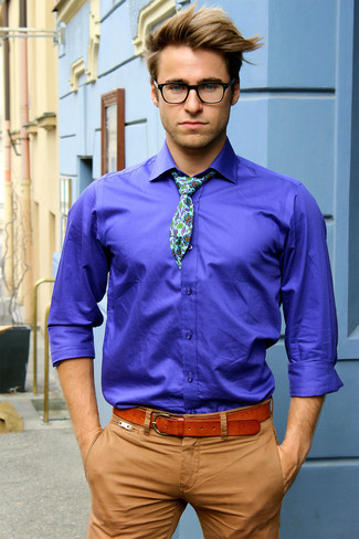 Модный лук: фиолетовая рубашка с длинным рукавом, светло-коричневые брюки чинос, мятный галстук с цветочным принтом, табачный кожаный ремень