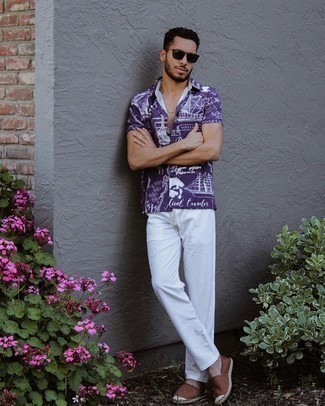 Модный лук: фиолетовая рубашка с коротким рукавом с принтом, белые брюки чинос, коричневые эспадрильи из плотной ткани, черные солнцезащитные очки