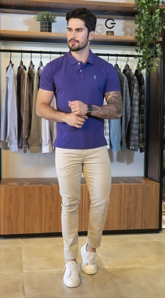 Мужские луки: Фиолетовая футболка-поло и бежевые брюки чинос — отличный вариант, если ты ищешь раскованный, но в то же время модный мужской ансамбль. Переходя к обуви, можно закончить образ белыми кожаными низкими кедами.